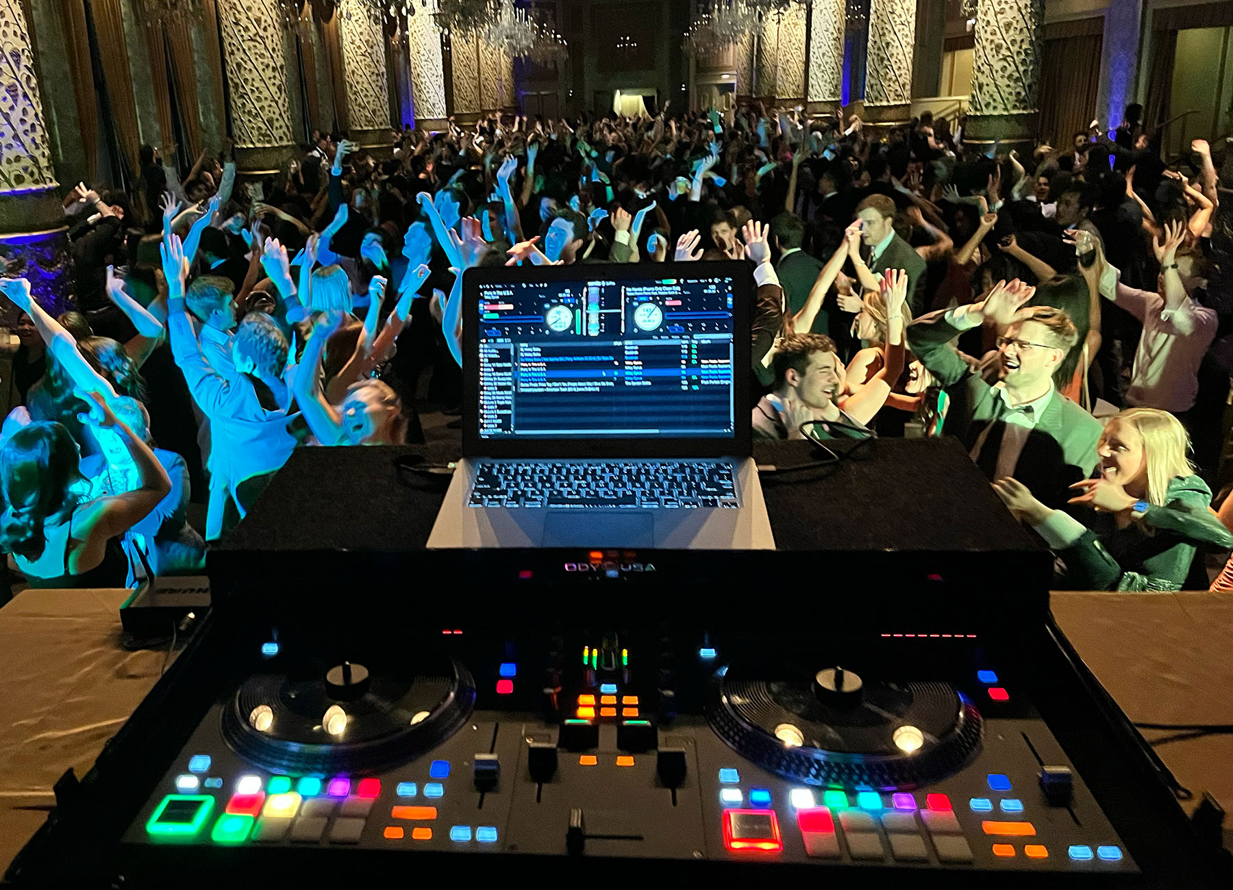 DJ-Chicago DJ School — learn to DJ with hands-on training in Chicago